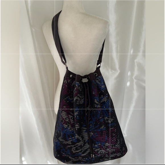 Fabletics The Bucket Bag - Picture 4 of 10